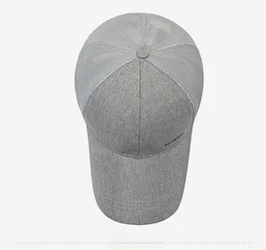 Détail de casquette grise avec arrière en maille respirante et lettrage sur le côté