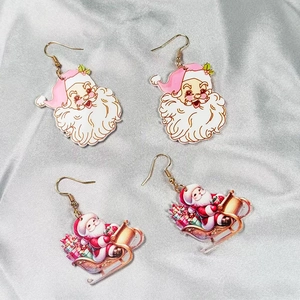 Vue détaillée de boucles d'oreilles Père Noël en acrylique sur tissu gris doux