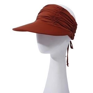 Nahaufnahme des braunen Sonnenvisiers mit gerafftem Band und verstellbarem Bindeband