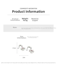 Détail des boucles d'oreilles cheval avec perles et zircone cubique mesurant 2,5 cm de haut