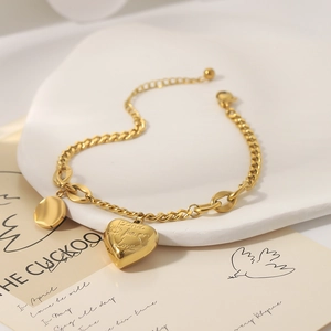 Goldenes Gliederkettenarmband mit Herz- und Scheibenanhänger und Bond for love Gravur
