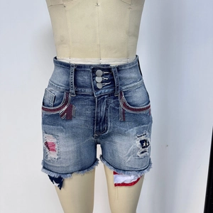 Détail du short en jean taille haute avec poches drapeau et taille à trois boutons