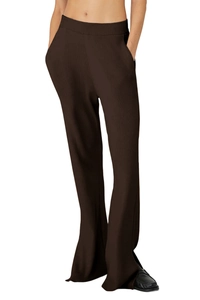 Dettaglio dei pantaloni da yoga in maglia marrone con trama a coste e vestibilità ampia