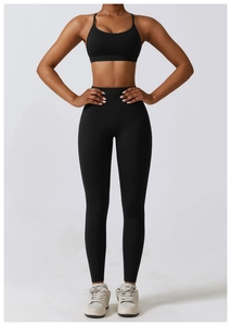 Détail du legging noir taille haute sans couture et de la brassière de sport sur modèle