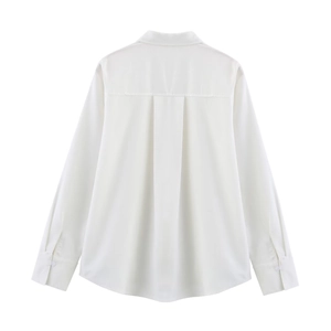 Detail of the back pleat on this high-quality white linen long-sleeve shirt