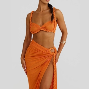 Détail d'un ensemble de plage orange avec bretelles corde et jupe portefeuille fendue
