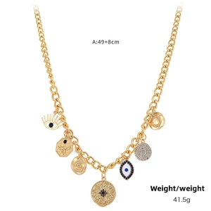 Détail du collier bohème en or avec breloques œil bleu et abeille sur une chaîne épaisse