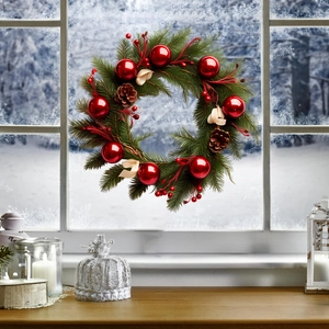 Couronne de Noël détaillée avec aiguilles de pin givrées, ornements rouges et pommes de pin sur la fenêtre