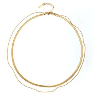 Vue détaillée du collier double épaisseur plaqué or 18 carats avec maille serpent plate