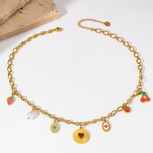 Collier doré en acier inoxydable avec pendentifs cerise fraise et cœur sur fond blanc