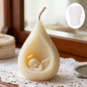 Moule silicone ange endormi avec bougie d'aromathérapie ivoire sur nappe en dentelle
