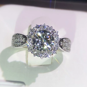 Bague de fiançailles élégante avec zircon taille brillant et anneau pavé scintillant