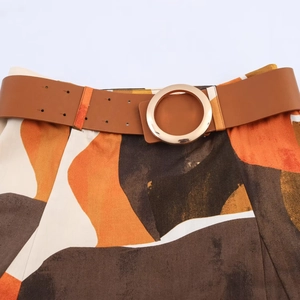 Dames popeline jurk met bruine kunstleren riem en geometrische abstracte print