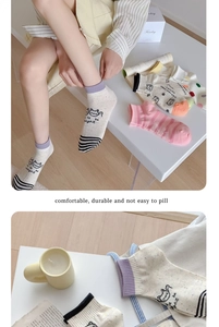 Détail de chaussettes en coton tricoté aux motifs pastel et texture respirante