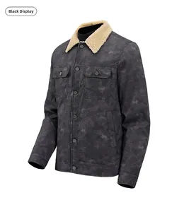 Nahaufnahme des Lammfellkragens und der Textur der schwarzen Vintage-Truckerjacke