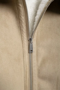Détail du zip en métal sur veste en daim kaki avec doublure chaude en peau de mouton