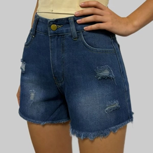 Détails du short en jean bleu foncé à taille haute avec des ourlets effilochés usés