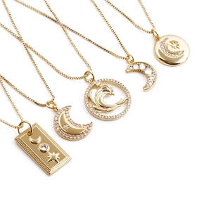 Set aus 5 minimalistischen vergoldeten Himmelsanhängern mit Mond-, Stern- und Sonnendesign