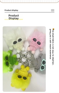 Vue détaillée de porte-clés en peluche colorés avec bonnets tricotés et lunettes de soleil