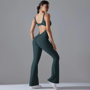 Seiten-Rückansicht des rückenfreien dunkelgrünen Yoga-Jumpsuits mit Schlaghose