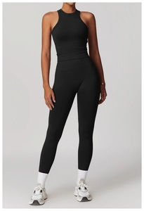 Détail d'un haut de yoga noir sans couture à dos nageur et d'un legging taille haute