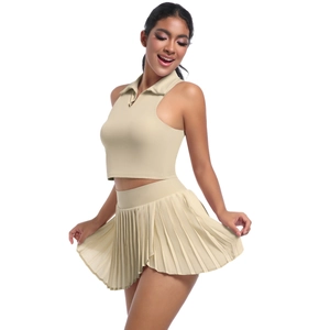 Détail de la mini-jupe plissée beige et du gilet polo pour le tennis et le fitness