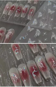 Vue macro d'autocollants nail art 5D avec papillons, serpents et perles en relief