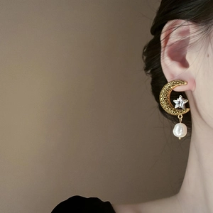 Boucles d'oreilles lune dorées élégantes avec étoiles et perles au style vintage