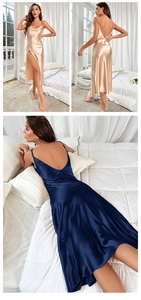 Détail de la nuisette en satin champagne et bleu marine avec dos nu et fente latérale haute