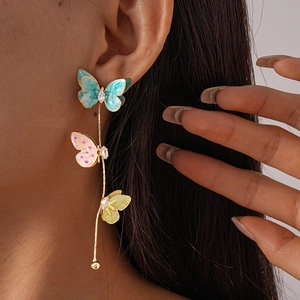 Boucles d'oreilles pampilles papillon en émail coloré avec zircons en fini doré