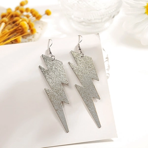 Détails des boucles d'oreilles éclair argentées avec texture en métal brossé sur blanc