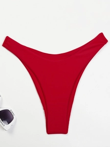 Dettaglio slip bikini rosso a gamba alta con vita alta a V su uno sfondo bianco pulito