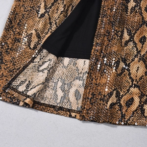 Detail von Pailletten auf Schlangenmuster-Netzstoff mit schwarzem Innenfutter