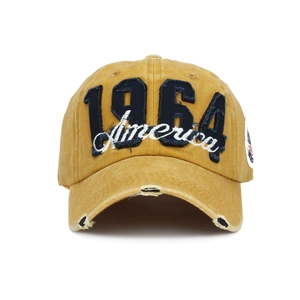 Détail de la casquette vintage en coton jaune avec broderie 1964 America et visière usée