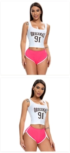 Detail von weißem Tanktop mit Aufdruck und pinkfarbenen Sport-Shorts für Damen
