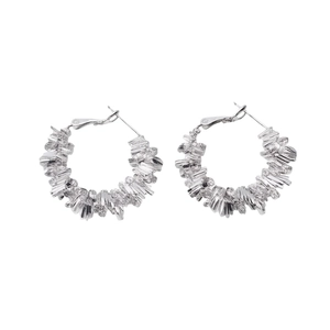 Boucles d'oreilles créoles géométriques argentées au design texturé lave