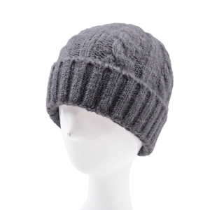 Dettaglio del berretto in maglia grigio scuro con motivo a trecce e risvolto a costine