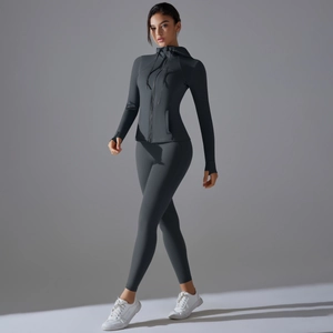 Dettaglio completo yoga grigio scuro con giacca con cappuccio e fori per i pollici e leggings