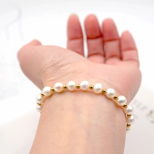 Elegante bracciale regolabile in perle d'acqua dolce con giada colorata e perle d'oro