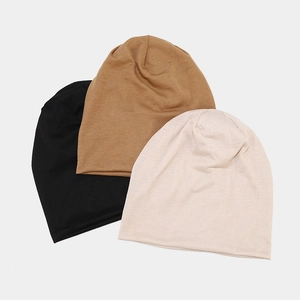 Bonnets légers et respirants en noir, camel et beige pour un look décontracté et tendance