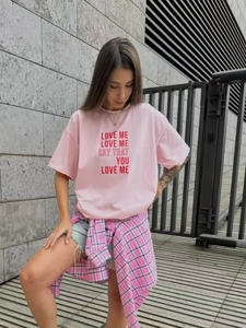 Ροζ oversized μπλουζάκι από καθαρό βαμβάκι με κόκκινα γράμματα και street style
