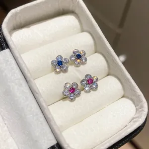 Elegante Blumenohrstecker Aus Kupfer Mit Zirkonia Und Silbernem Ohrringstift Glänzender Modeschmuck Für Damen