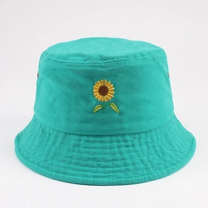 Détail de la broderie tournesol et des œillets sur un chapeau bob en coton vert