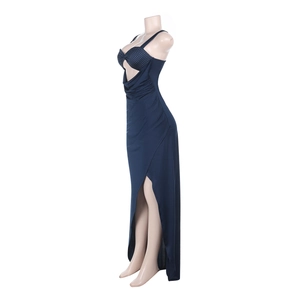 Détails de robe de soirée en satin bleu marine avec strass et découpe à la taille chic