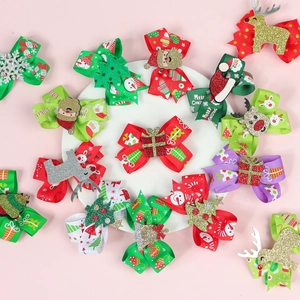 Lot de barrettes de Noël avec motifs Père Noël et renne sur fond rose tendre
