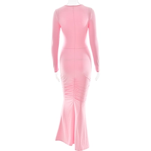 Détail d'une robe rose à manches longues avec texture froncée et ourlet style sirène
