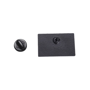 Détail du support arrière de badge radio noir mat avec fermoir en caoutchouc sécurisé