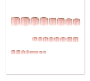 Détail du set de 24 faux ongles de pieds rose nude avec pointes French dorées métalliques