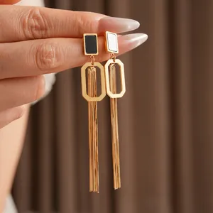Boucles d'oreilles dorées à pampilles avec carrés noir et blanc et pendentifs