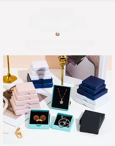Square cardboard jewelry gift box with finger pull design and black velvet sponge lining